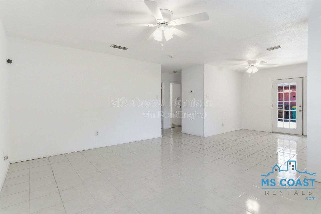 167 Daisy St - Photo 4 of 17