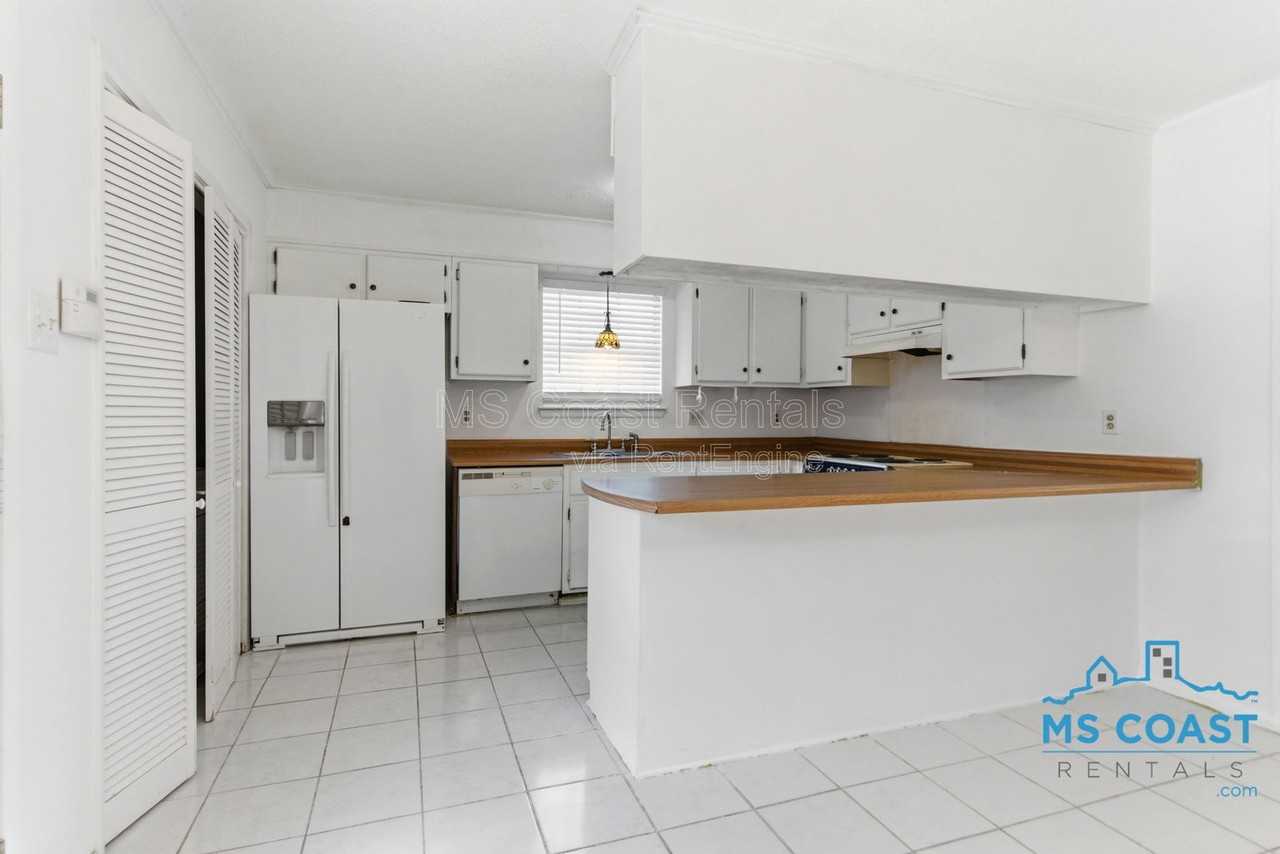 167 Daisy St - Photo 6 of 17