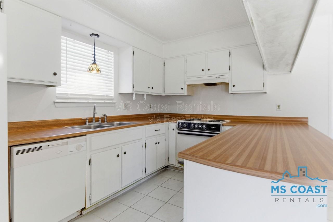 167 Daisy St - Photo 7 of 17