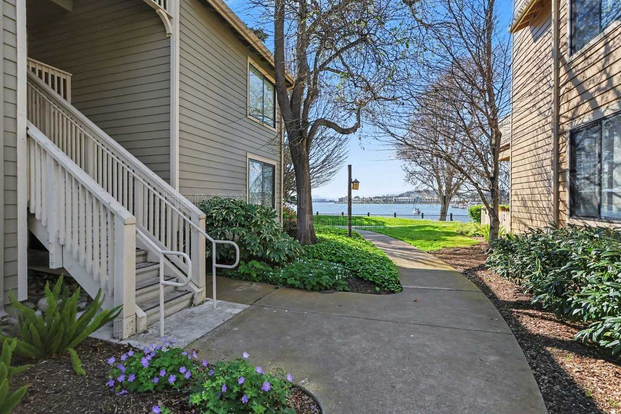 152 Lakeshore Ct #1 - Photo 2 of 17