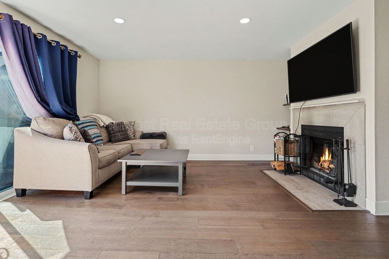 152 Lakeshore Ct #1 - Photo 4 of 17