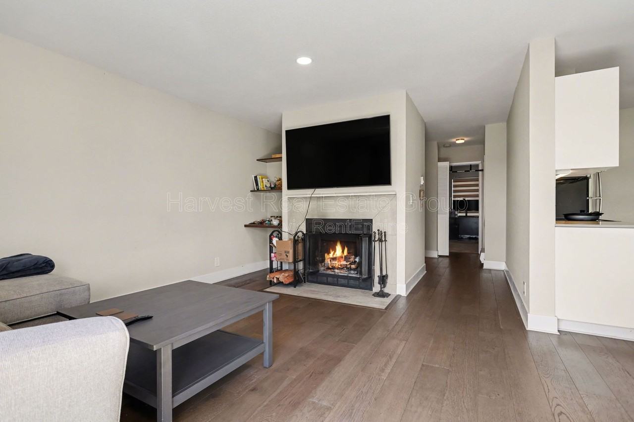 152 Lakeshore Ct #1 - Photo 5 of 17