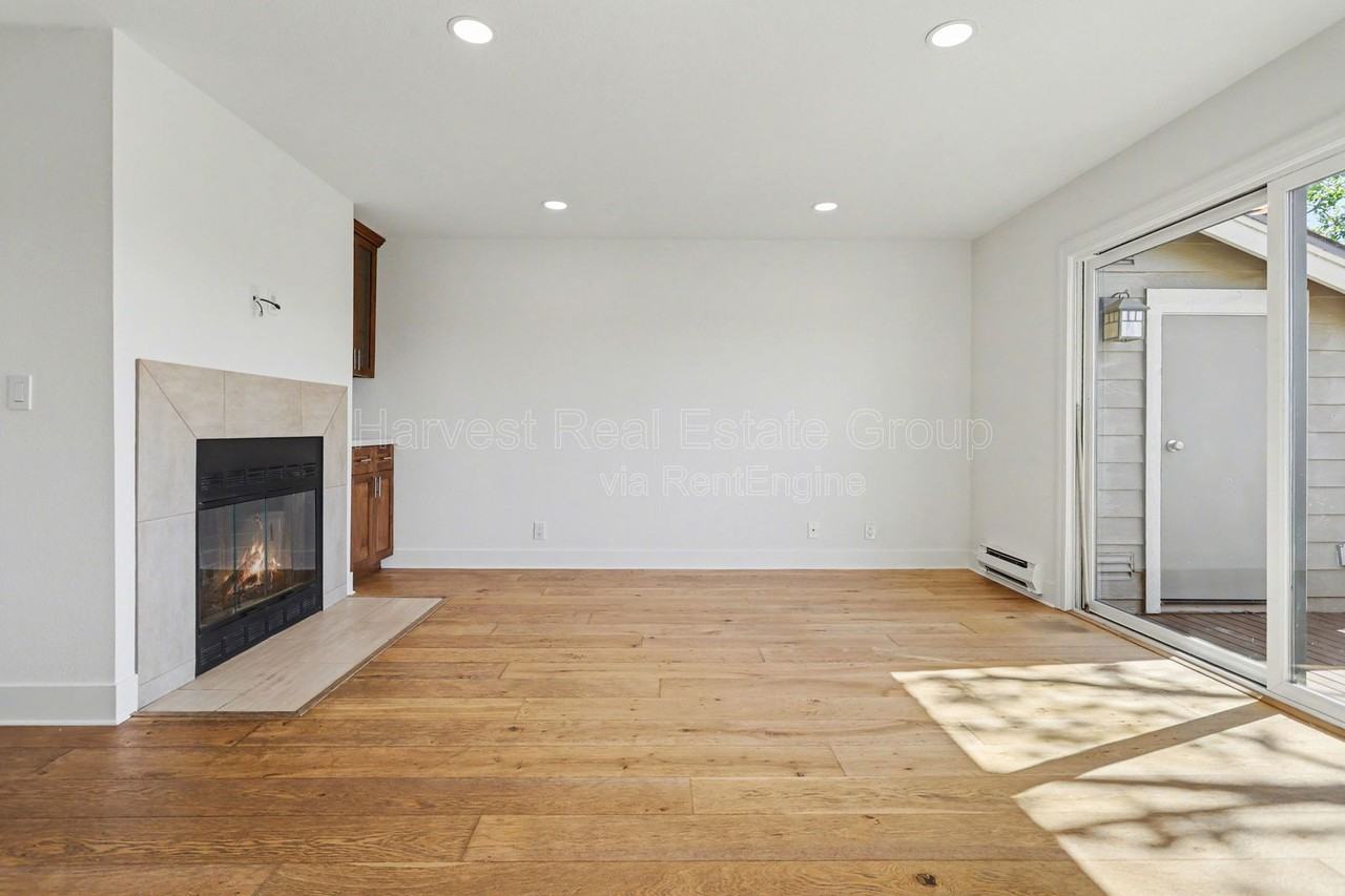 198 Lakeshore Ct #1 - Photo 3 of 17