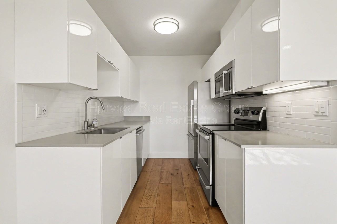 198 Lakeshore Ct #1 - Photo 7 of 17