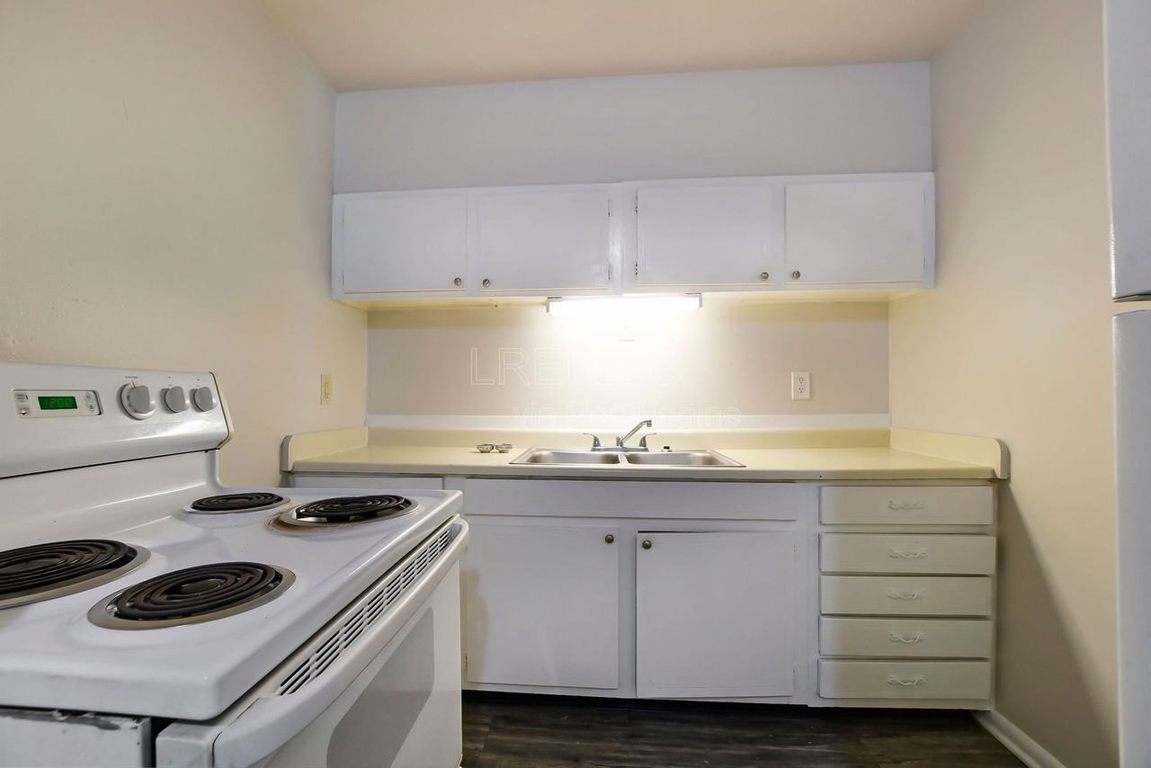 402 Poplar Level Ct #402 - Photo 3 of 10