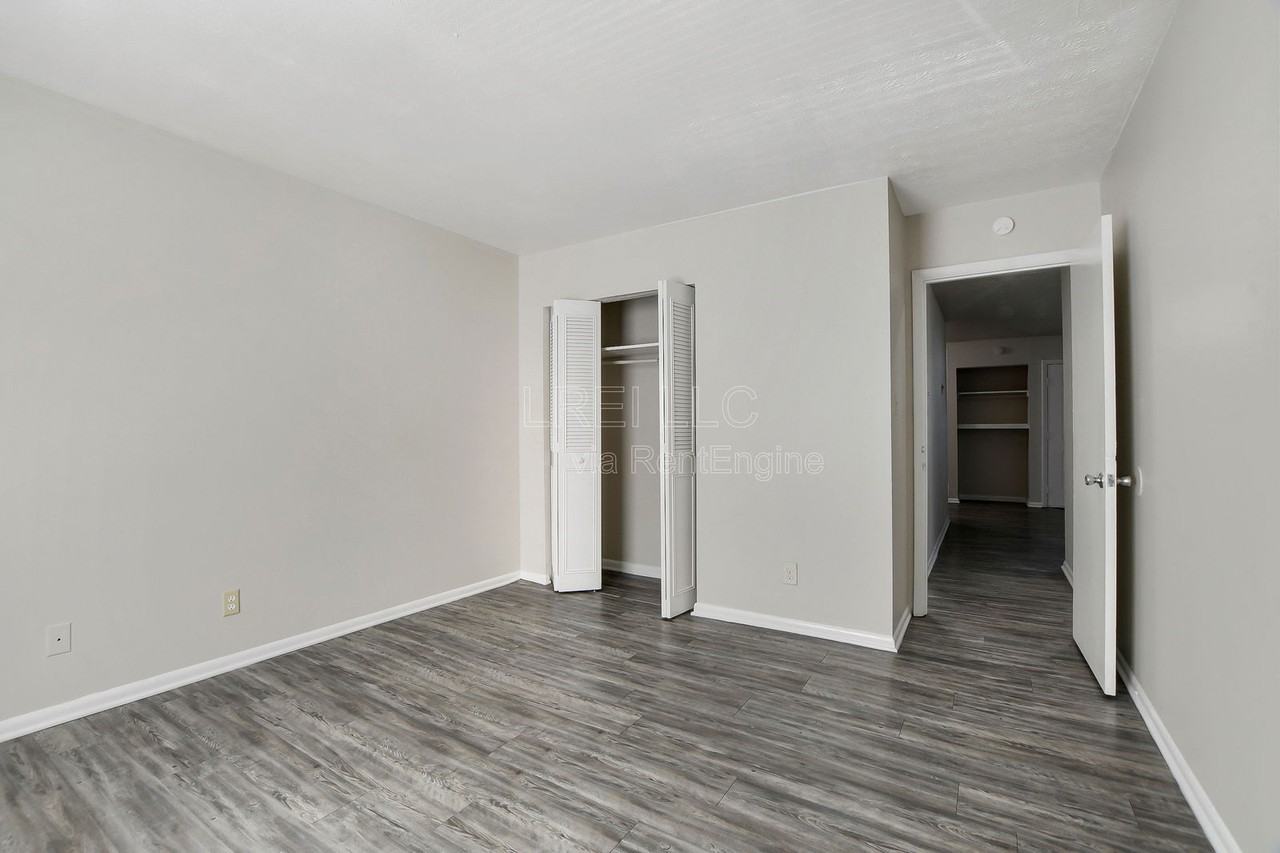 402 Poplar Level Ct #402 - Photo 4 of 10