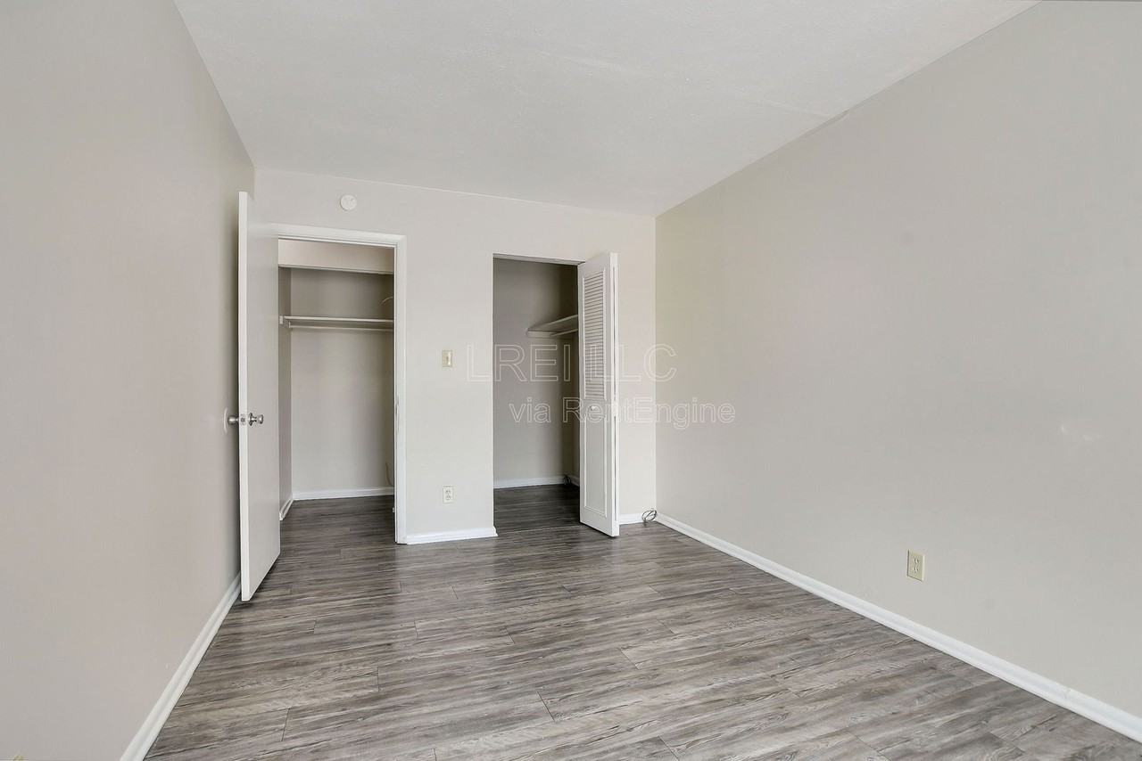 402 Poplar Level Ct #402 - Photo 6 of 10