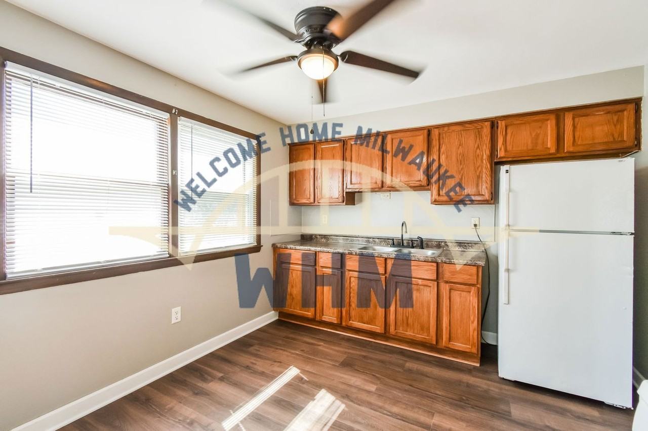 5921 N 69th St - Photo 4 of 13