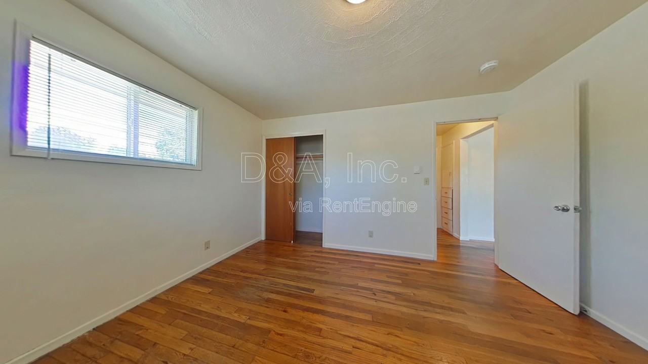 1135 Nw 25th St - Photo 4 of 8