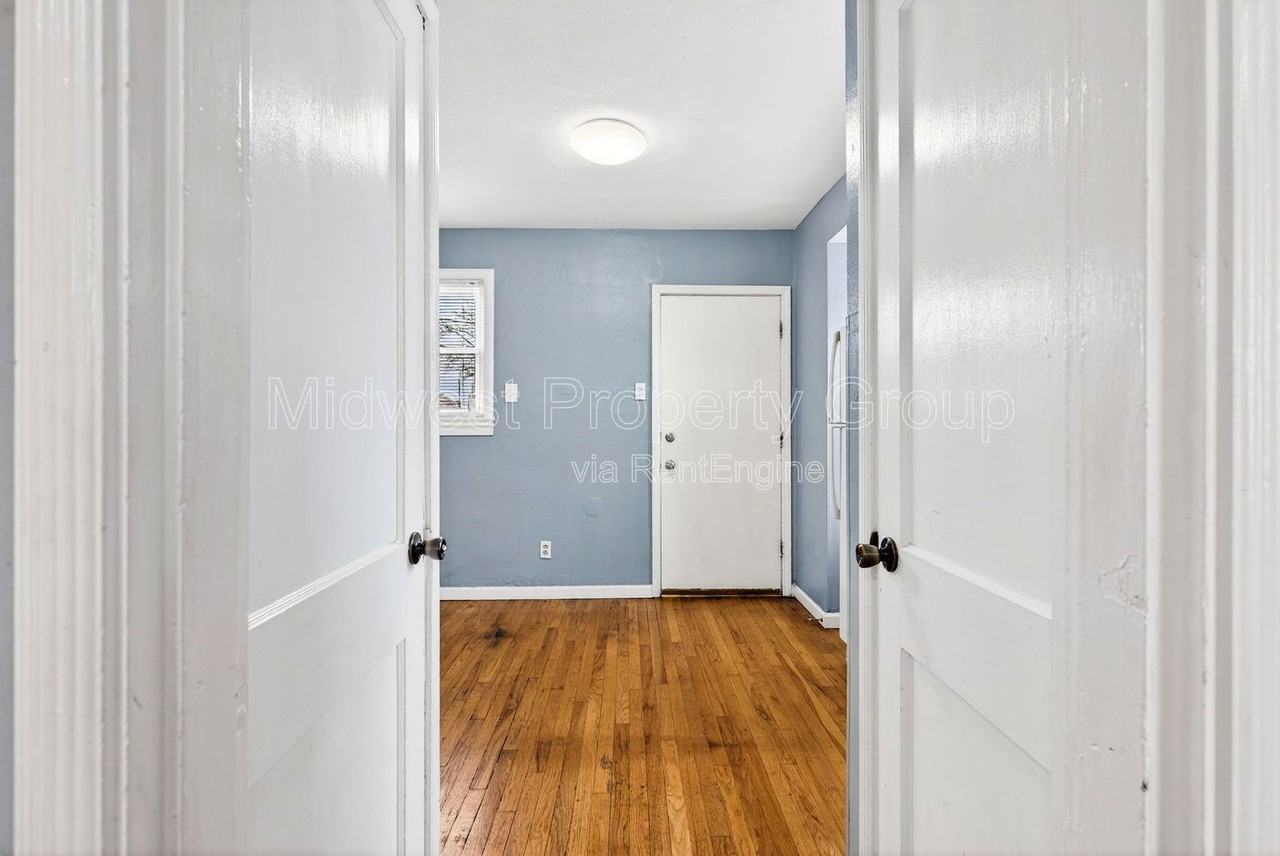 7711 Brocton Ct - Photo 7 of 24