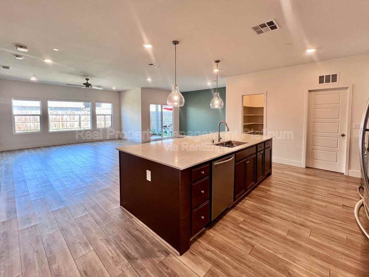 2321 S Purdue Ave - Photo 6 of 23