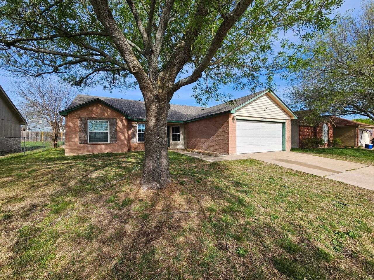 2209 Pixton Dr - Photo 2 of 24