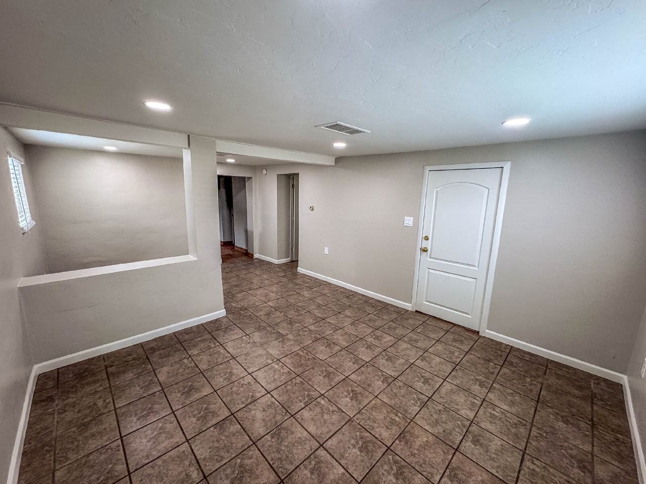 1509 W Saint Clair St - Photo 4 of 28