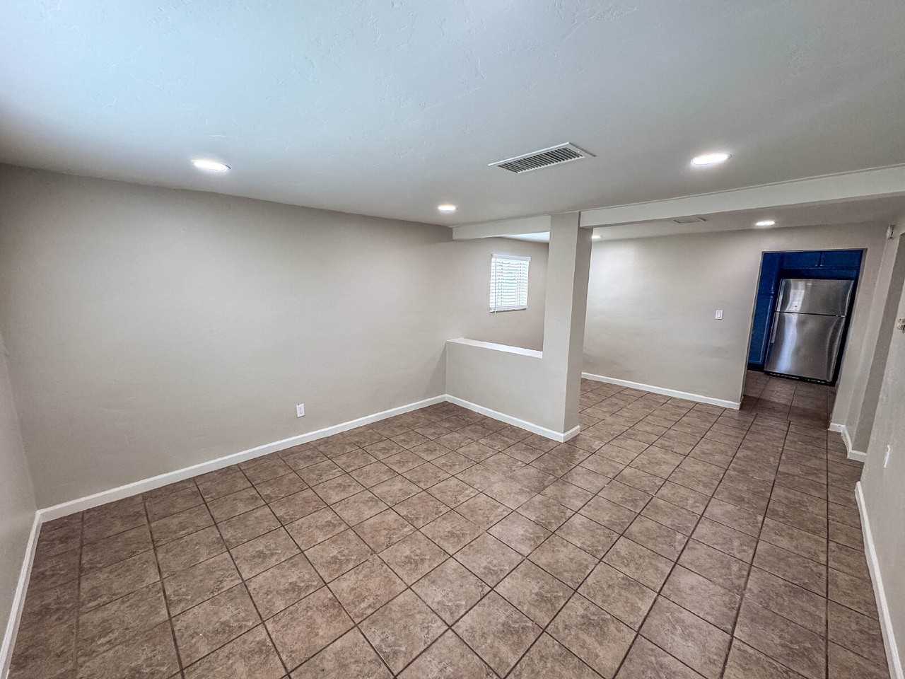 1509 W Saint Clair St - Photo 5 of 28