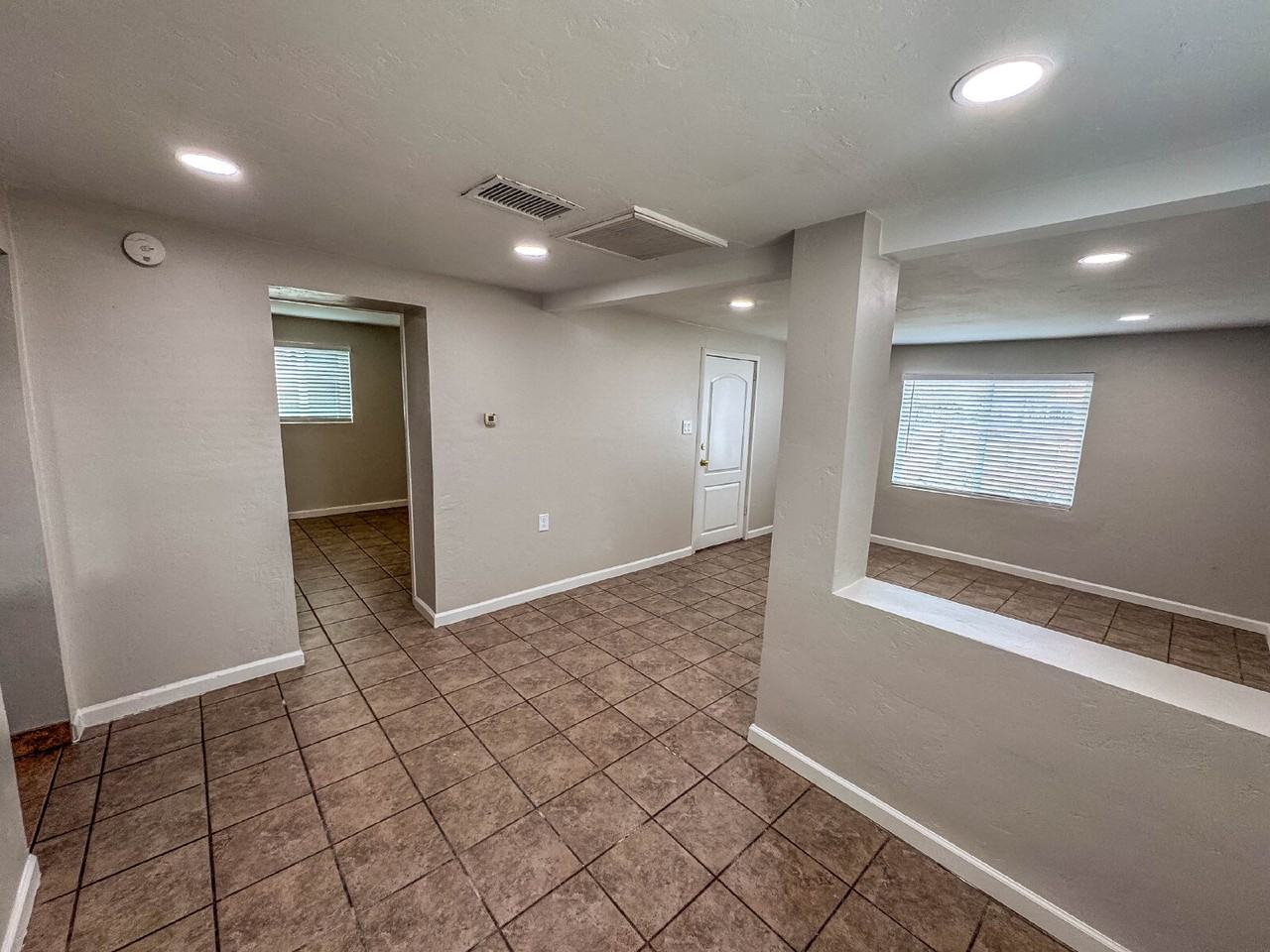 1509 W Saint Clair St - Photo 6 of 28