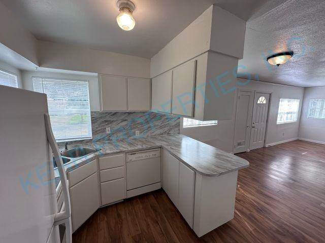 8055 Se Market St - Photo 6 of 14