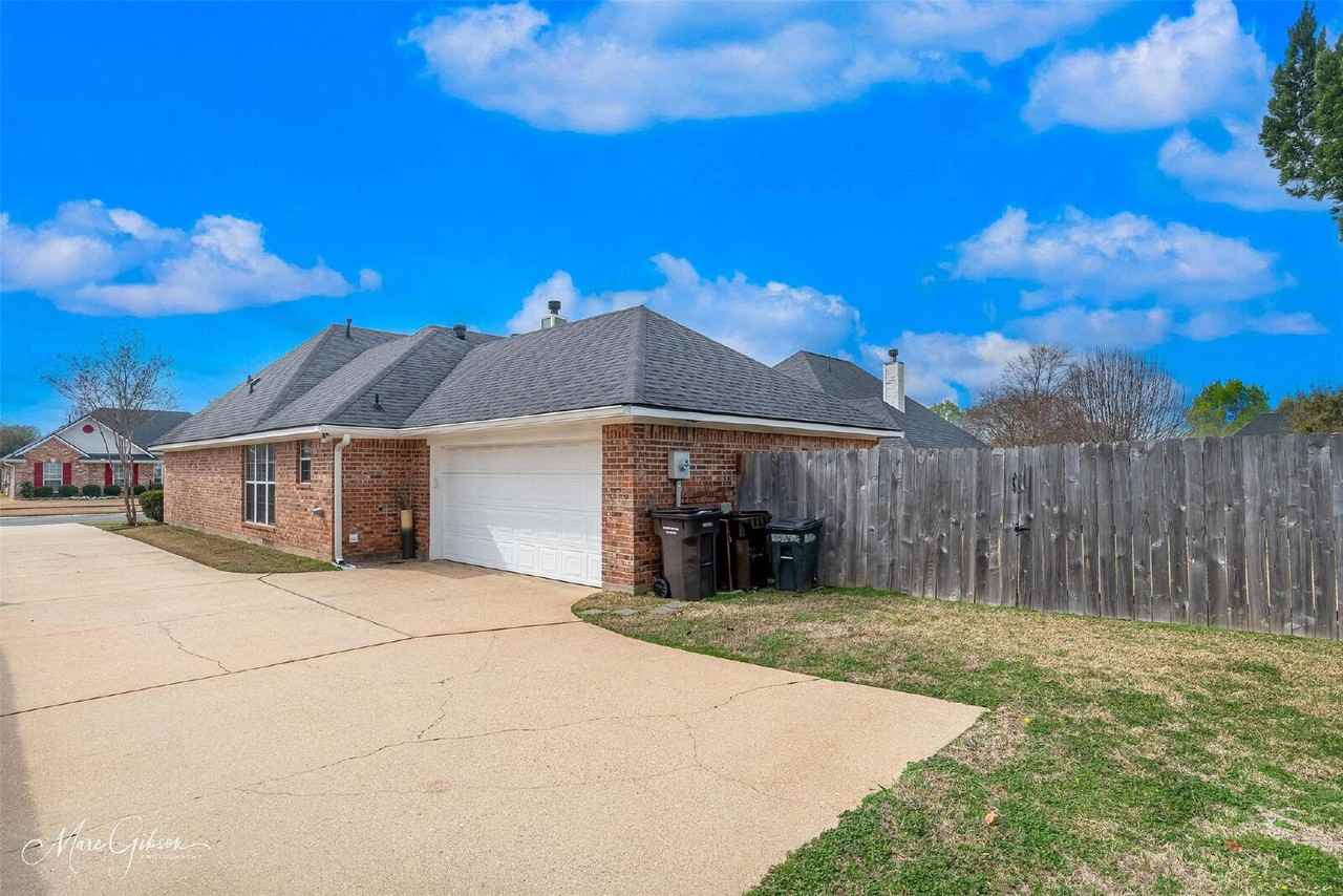 3303 Colonial Dr - Photo 3 of 21