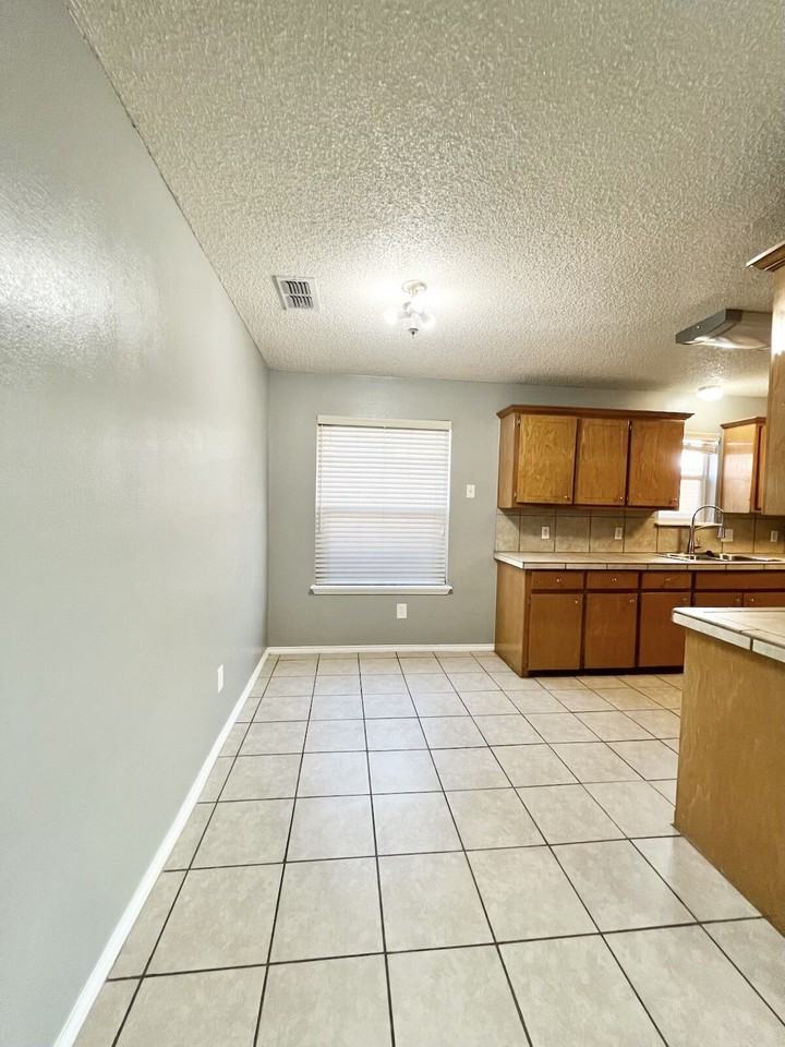 6123 39th St - Photo 3 of 14
