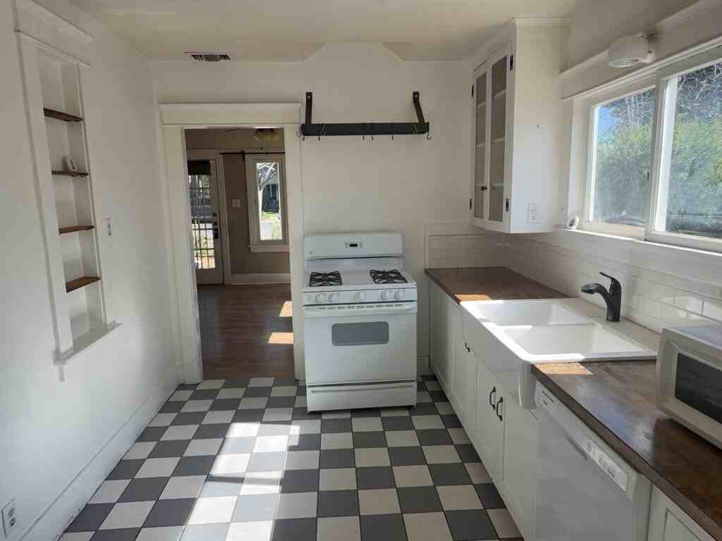 4444 9th St - Photo 3 of 10