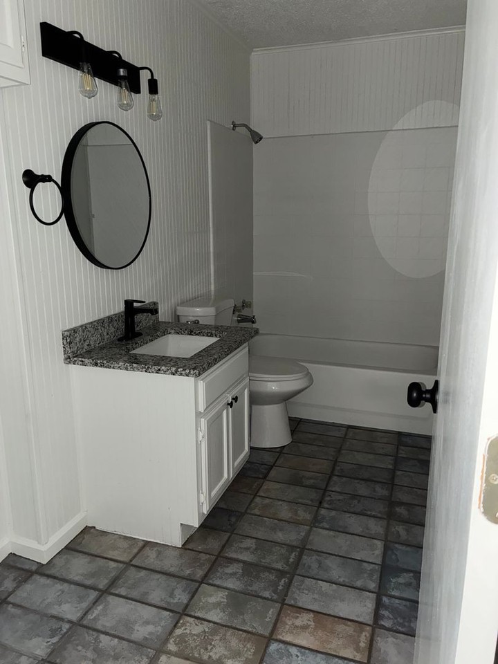 216 E 4th St - Photo 7 of 11