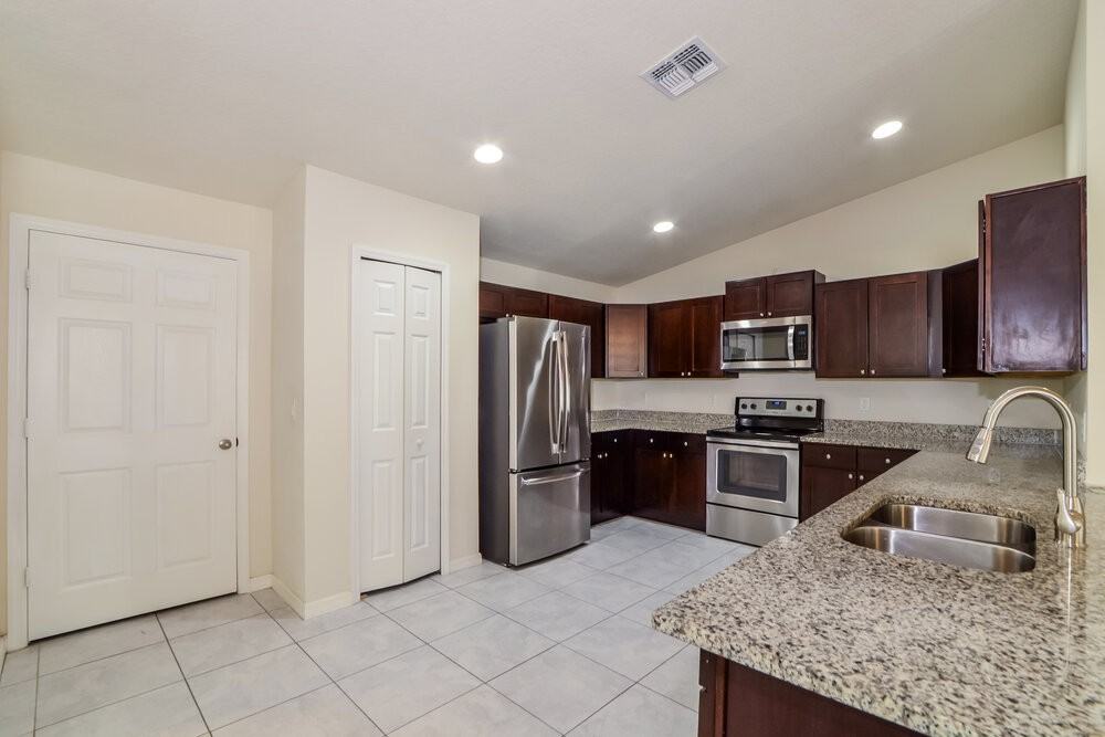 938 Nancy Ct - Photo 6 of 16