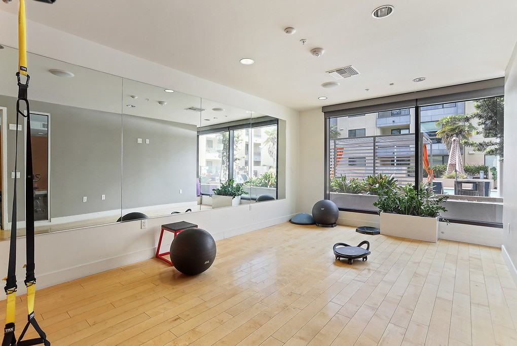 One Hundred Grand - Photo 5 of 50