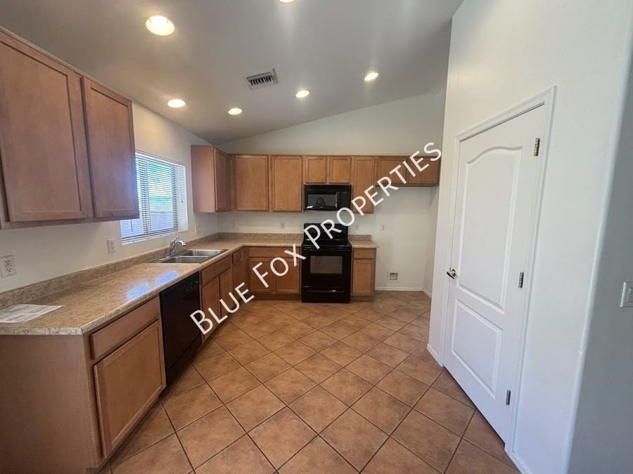 270 E Shore Cliff Pl - Photo 2 of 23