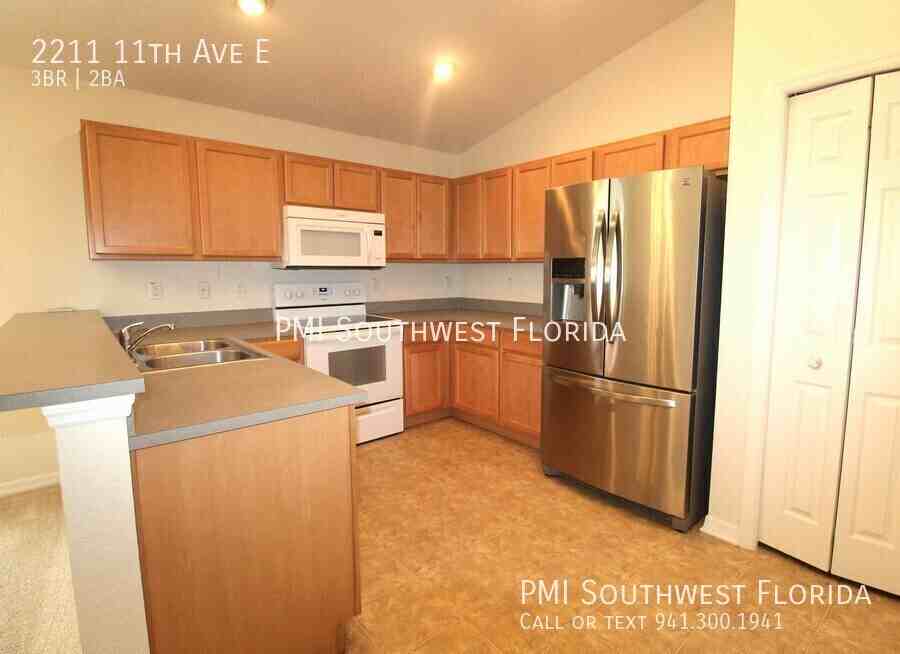 2211 11th Ave E - Photo 4 of 32