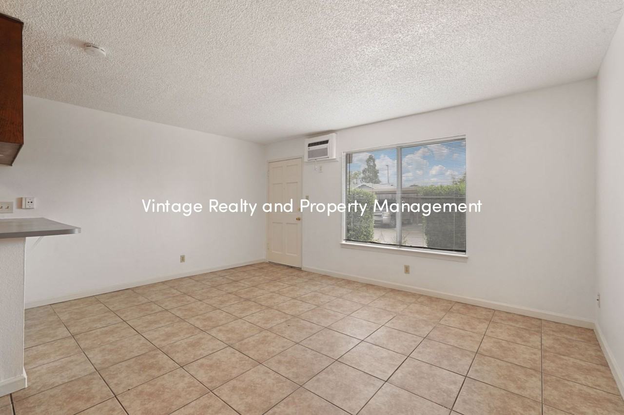 110 E Grove St - Photo 2 of 25