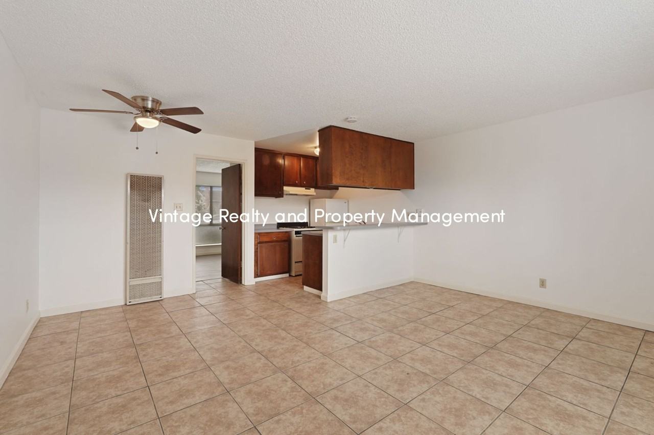 110 E Grove St - Photo 3 of 25