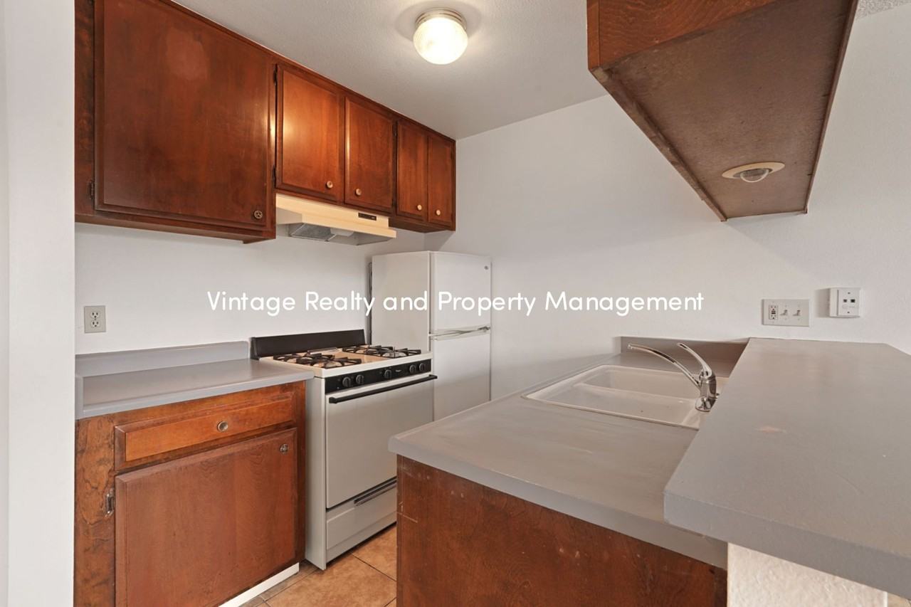 110 E Grove St - Photo 4 of 25