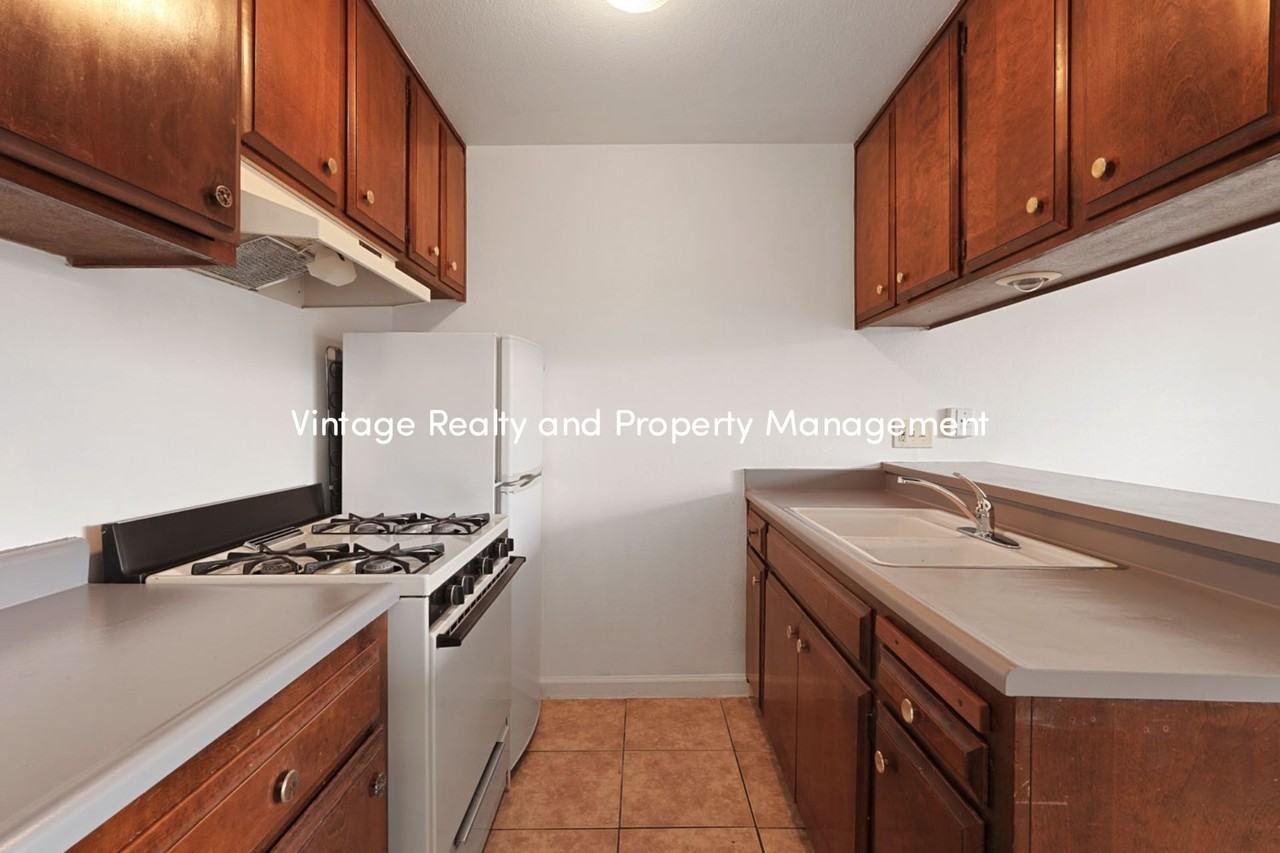 110 E Grove St - Photo 5 of 25