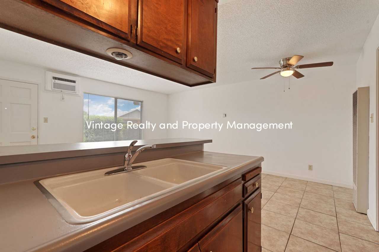 110 E Grove St - Photo 6 of 25