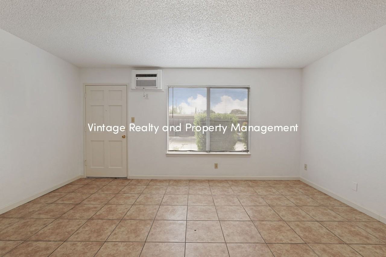 110 E Grove St - Photo 7 of 25