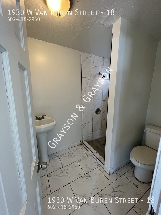 1930 W Van Buren St #18 - Photo 7 of 12