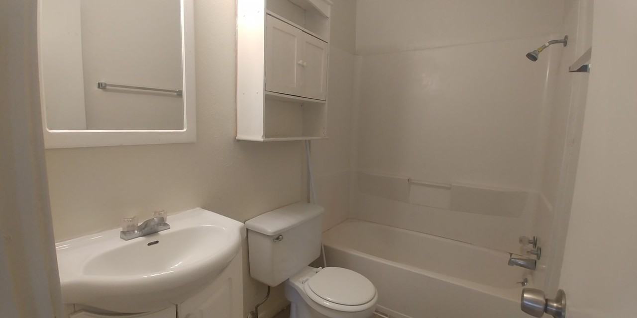 400 1st St Apt B - Photo 6 of 7