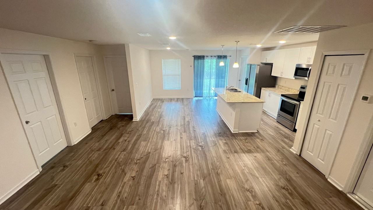 2498 Cogan Dr Se - Photo 4 of 36