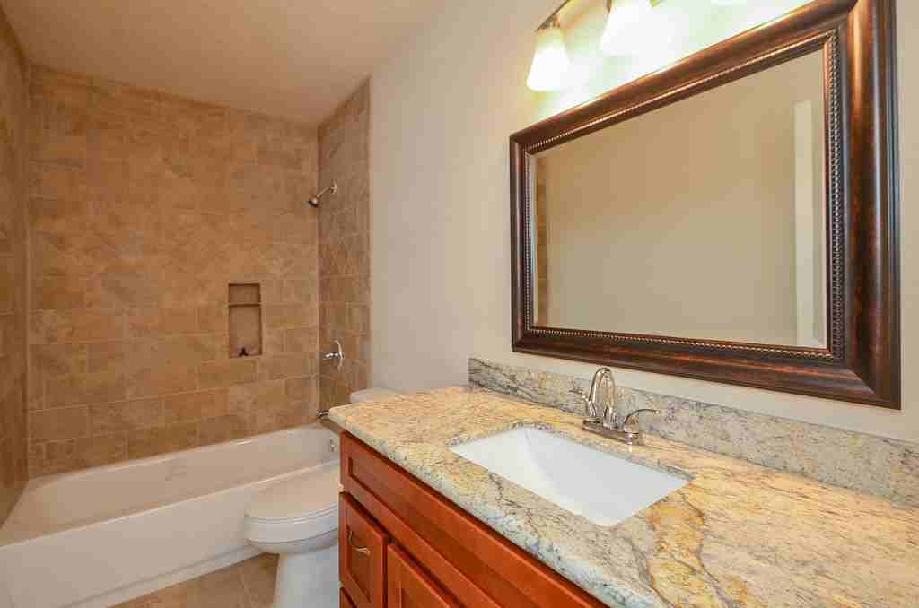 15327 Falmouth Ave - Photo 3 of 39