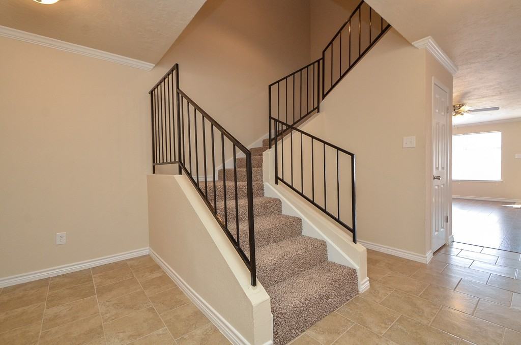 15327 Falmouth Ave - Photo 4 of 39