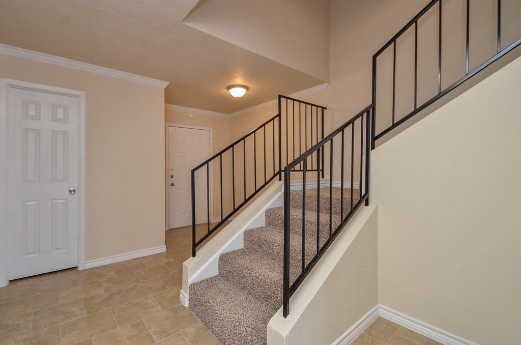 15327 Falmouth Ave - Photo 5 of 39