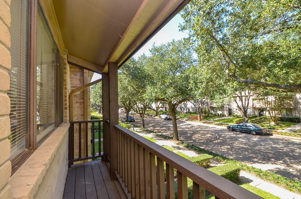 15327 Falmouth Ave - Photo 6 of 39