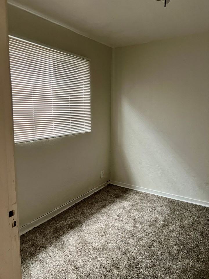 411 Cromwell Ave Sw - Photo 3 of 9