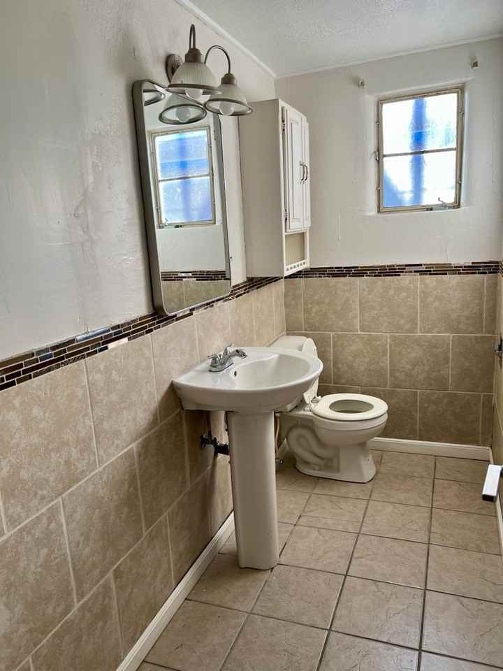 411 Cromwell Ave Sw - Photo 7 of 9