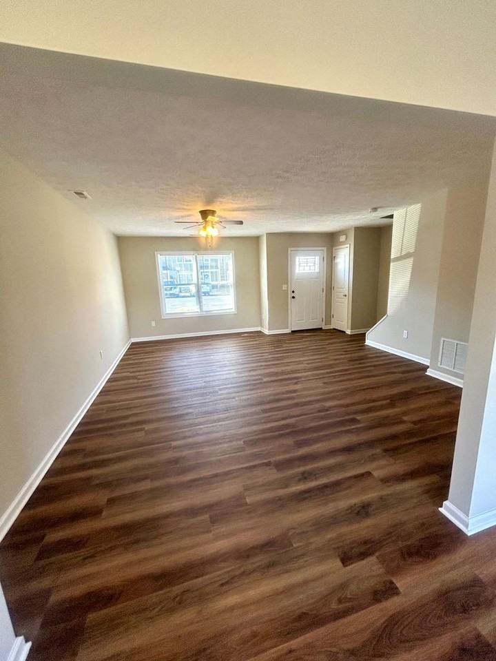 441 Leslie Ct - Photo 3 of 15