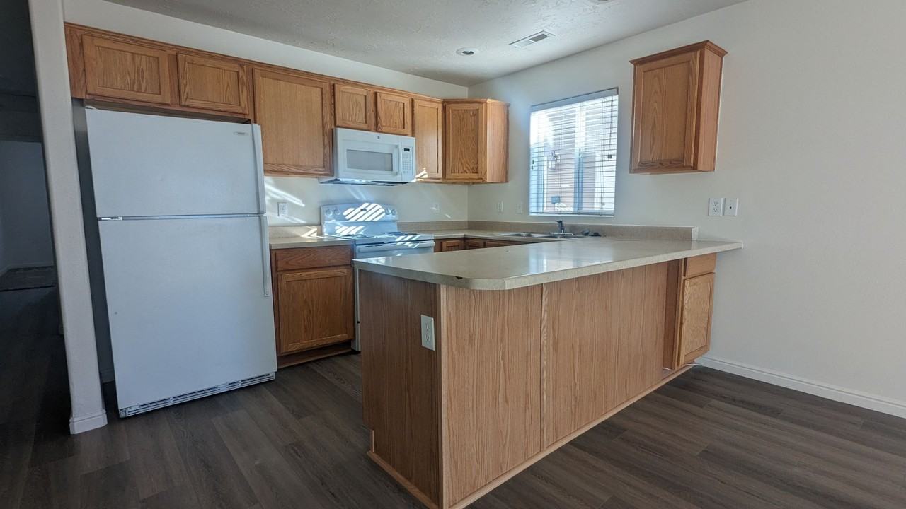 2115 N 550 W - Photo 3 of 10