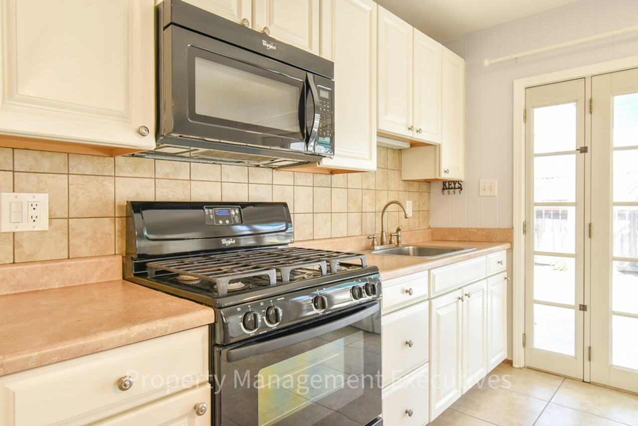 4819 Narragansett Ave - Photo 7 of 10