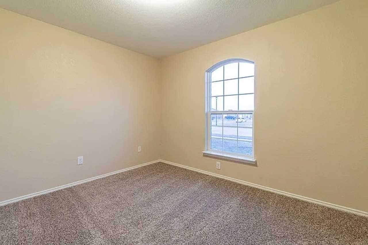 5801 Hercules Ave - Photo 5 of 13