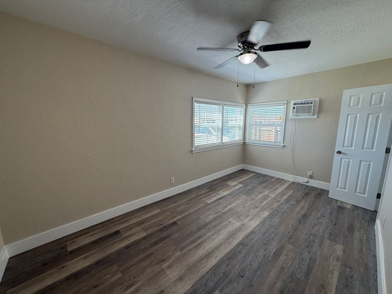 3845 Strong St - Photo 5 of 14