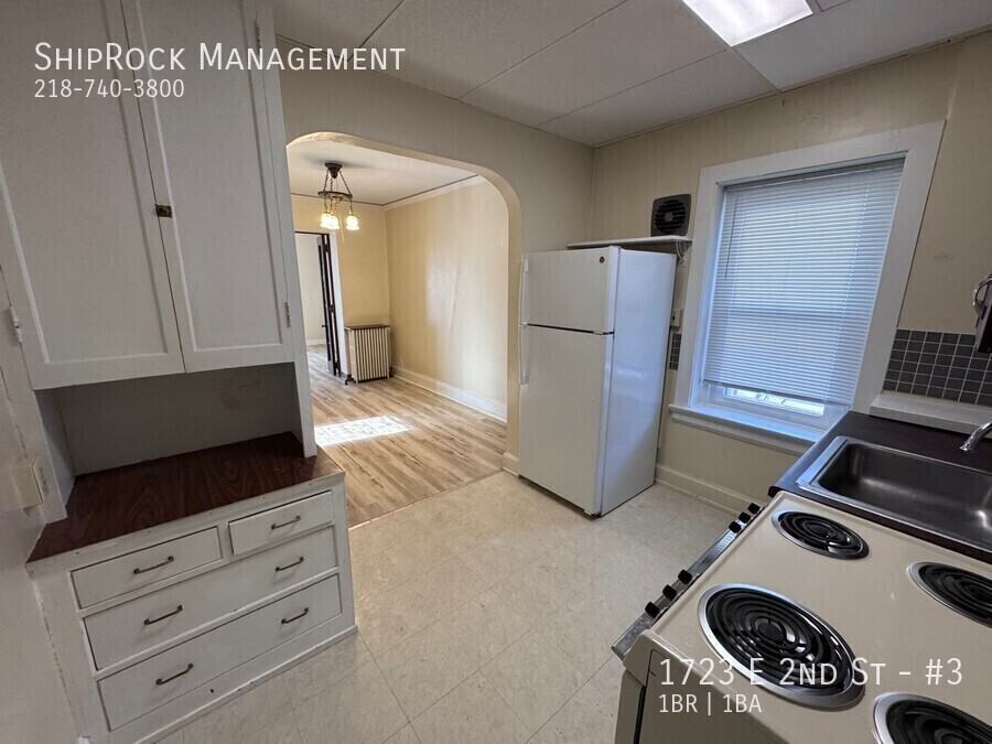 1723 E 2nd St #3 - Photo 3 of 11