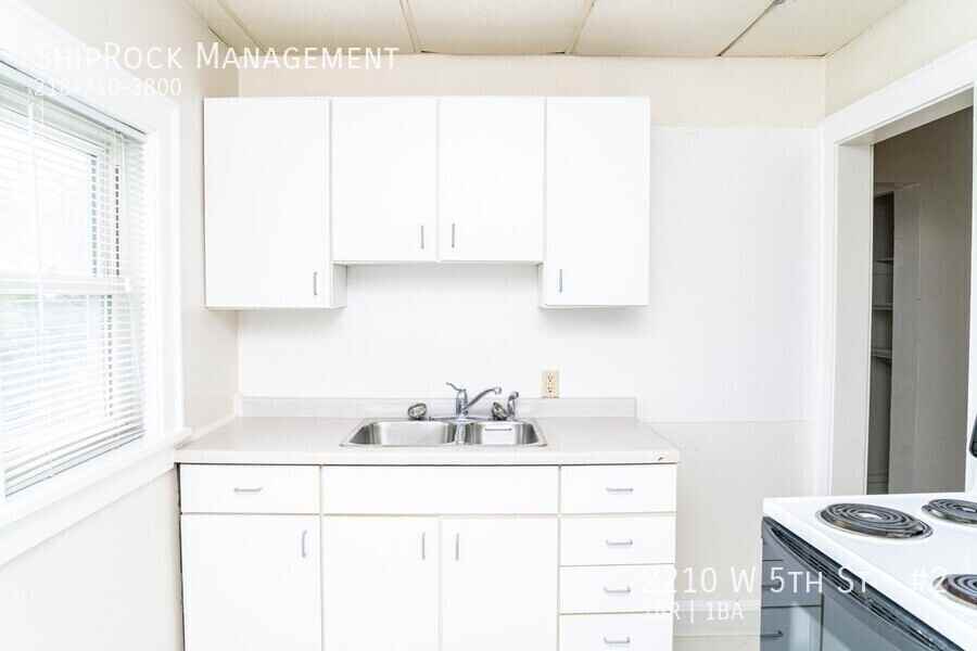 2210 W 5th St #2 - Photo 3 of 8